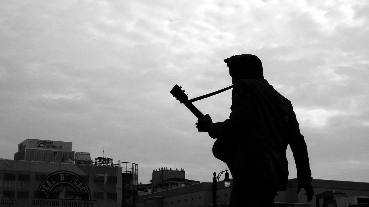 A statue of Elvis