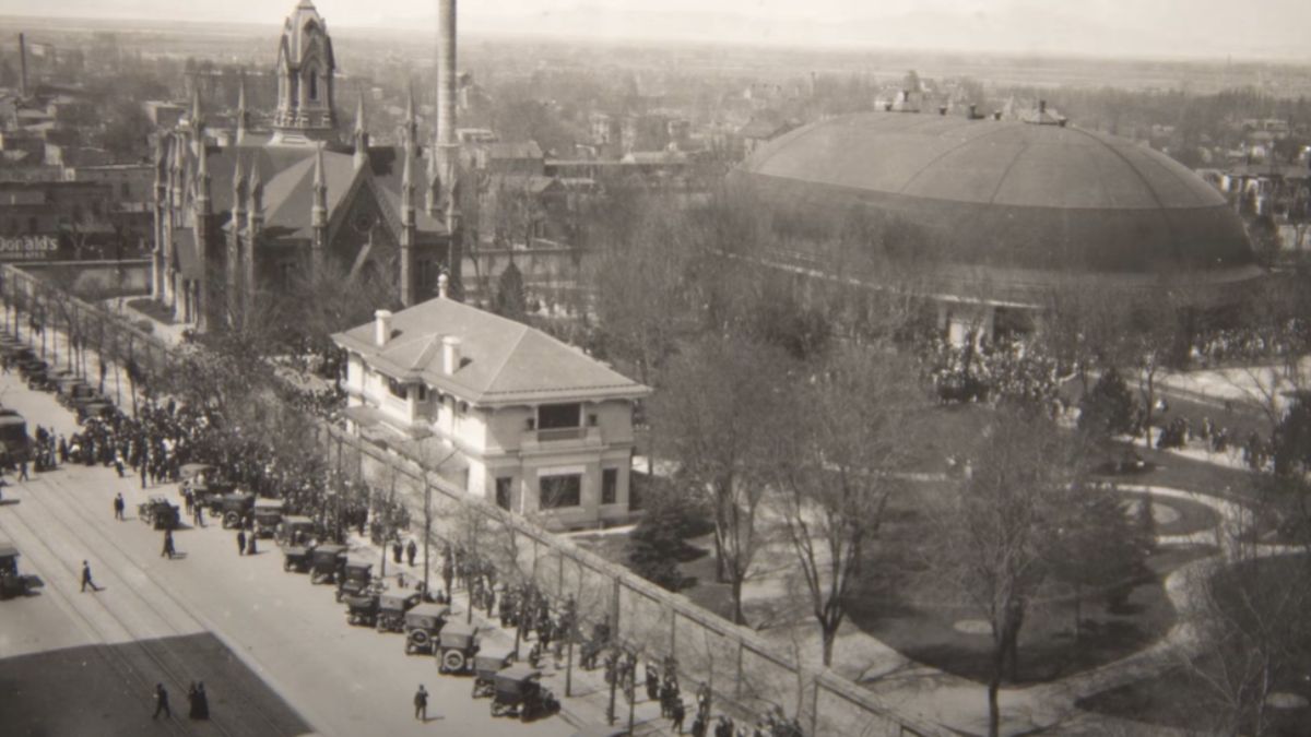 An aerial black-and-white photo of a 1900s crowd at Temple Square where the vision of the redemption of the dead recounted to Susa Young Gates was shared with the general church membership.